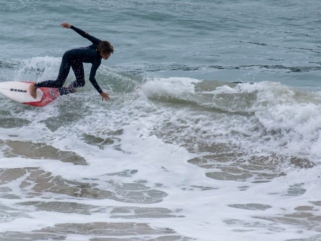 Choisir entre planche mousse ou epoxy pour débuter