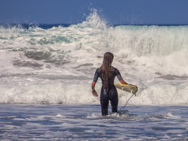 Choisir sa planche de surf selon son niveau et son gabarit