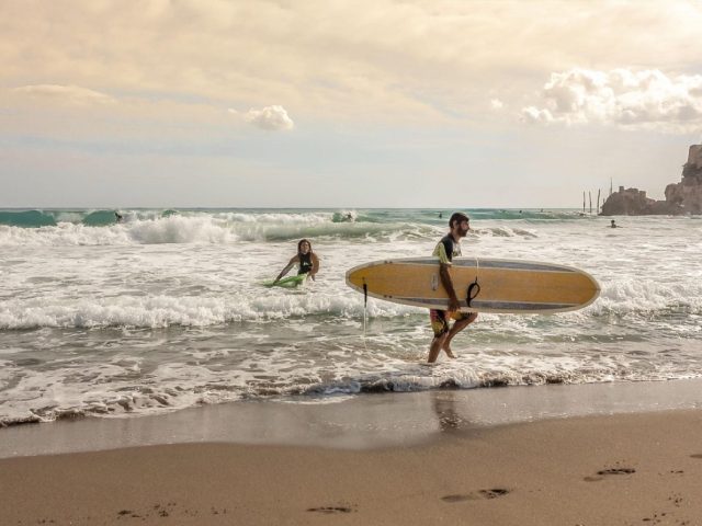 Patagonia ou O&rsquo;Neill : quelle combinaison de surf choisir