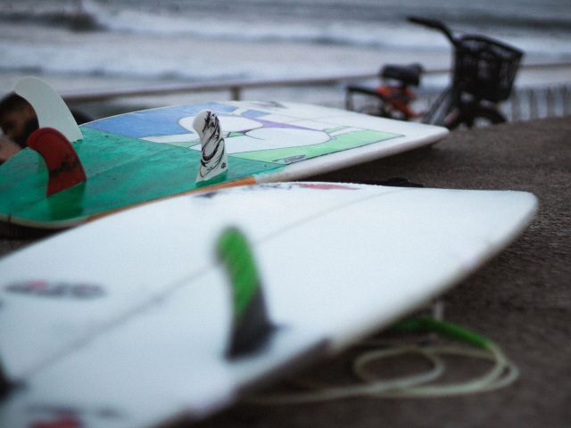 Entretenir sa combinaison de surf gratuitement : découvrez comment