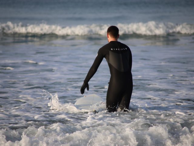 Guide pratique pour entretenir votre combinaison de surf