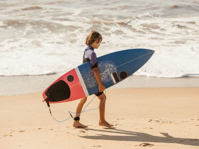 Guide pour organiser un séjour surf en famille