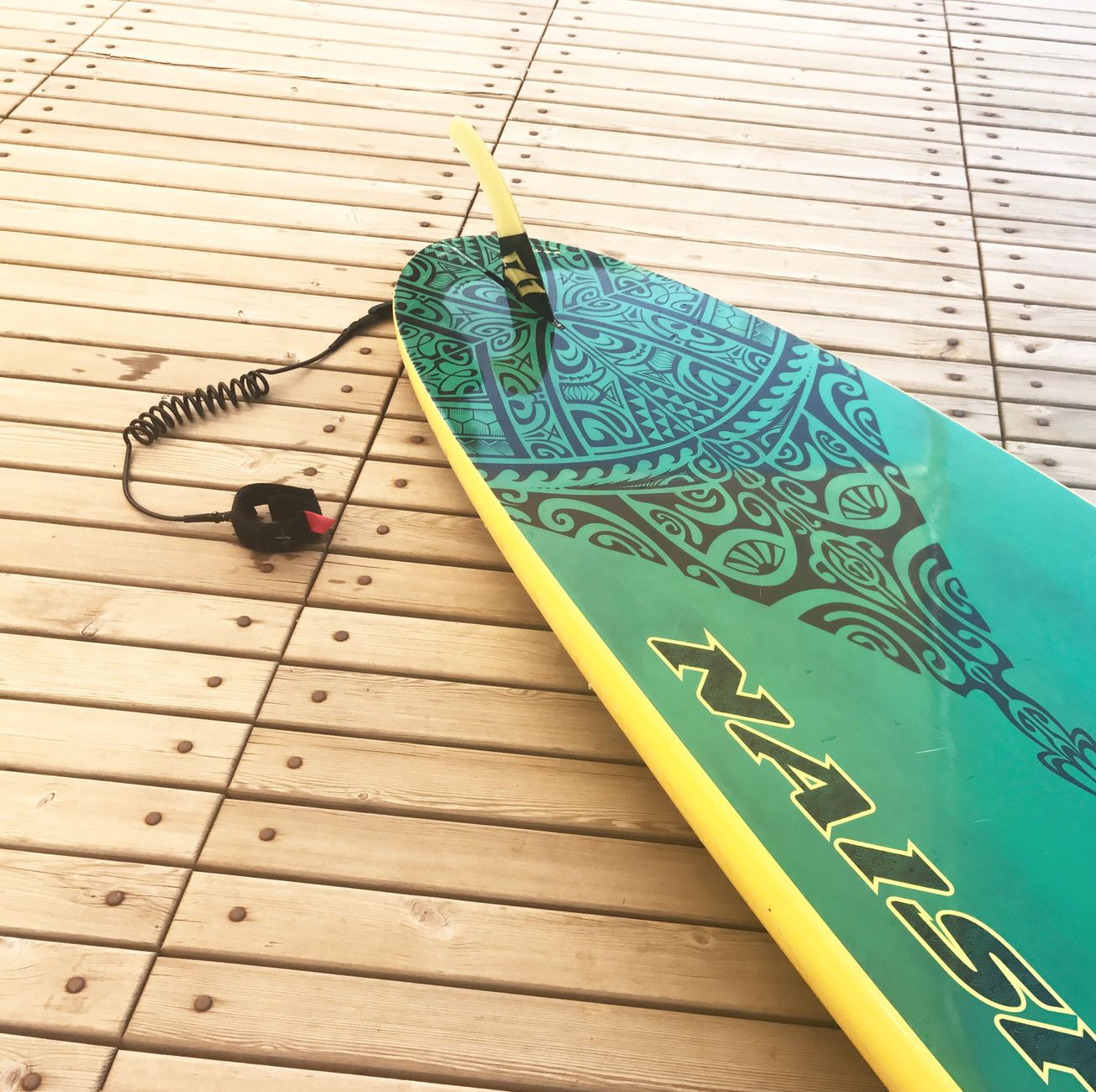 Choisir entre planche mousse ou epoxy pour débuter