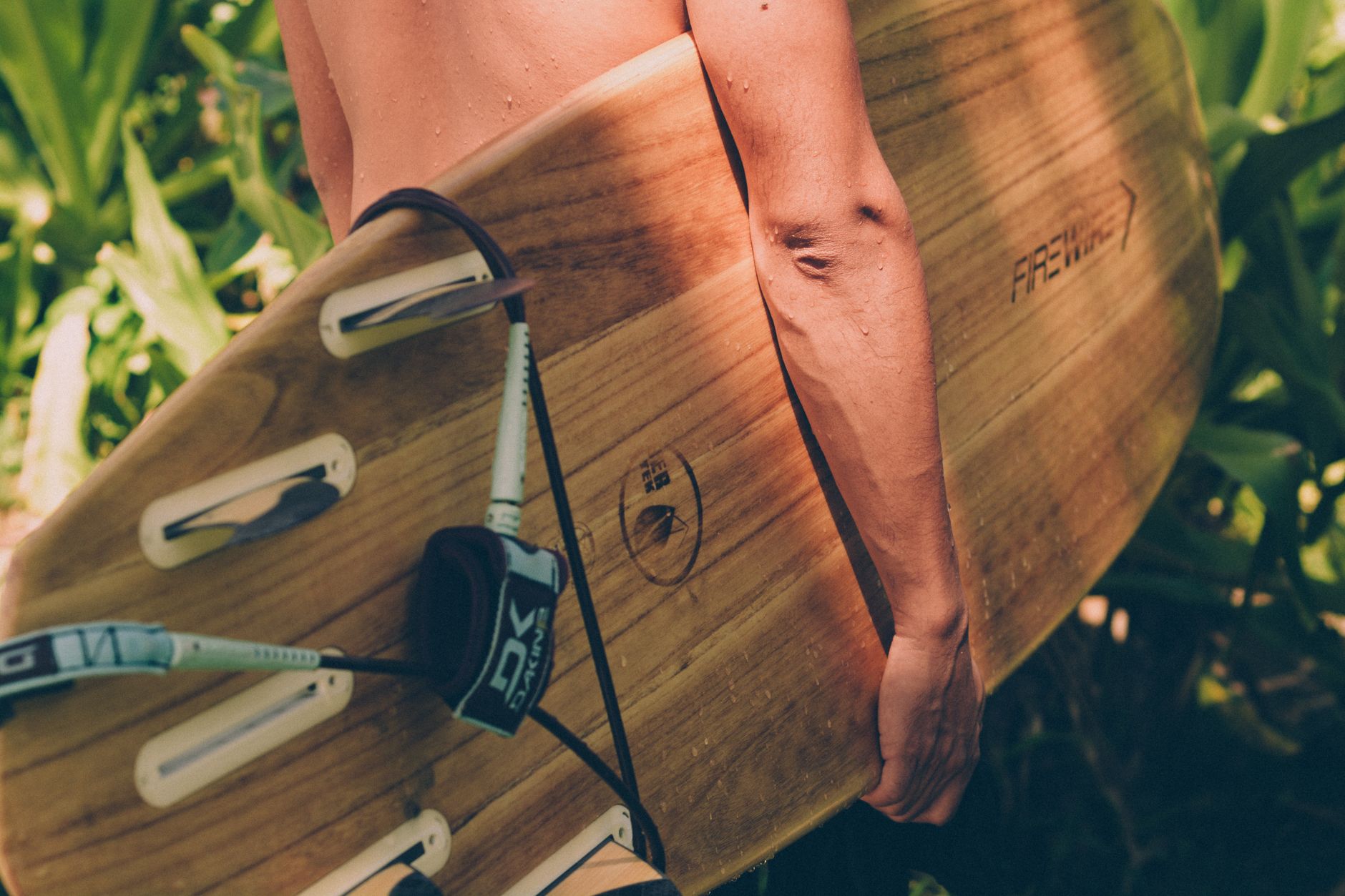 Avis sur les leashes et traction pads Ocean & Earth pour surfeurs